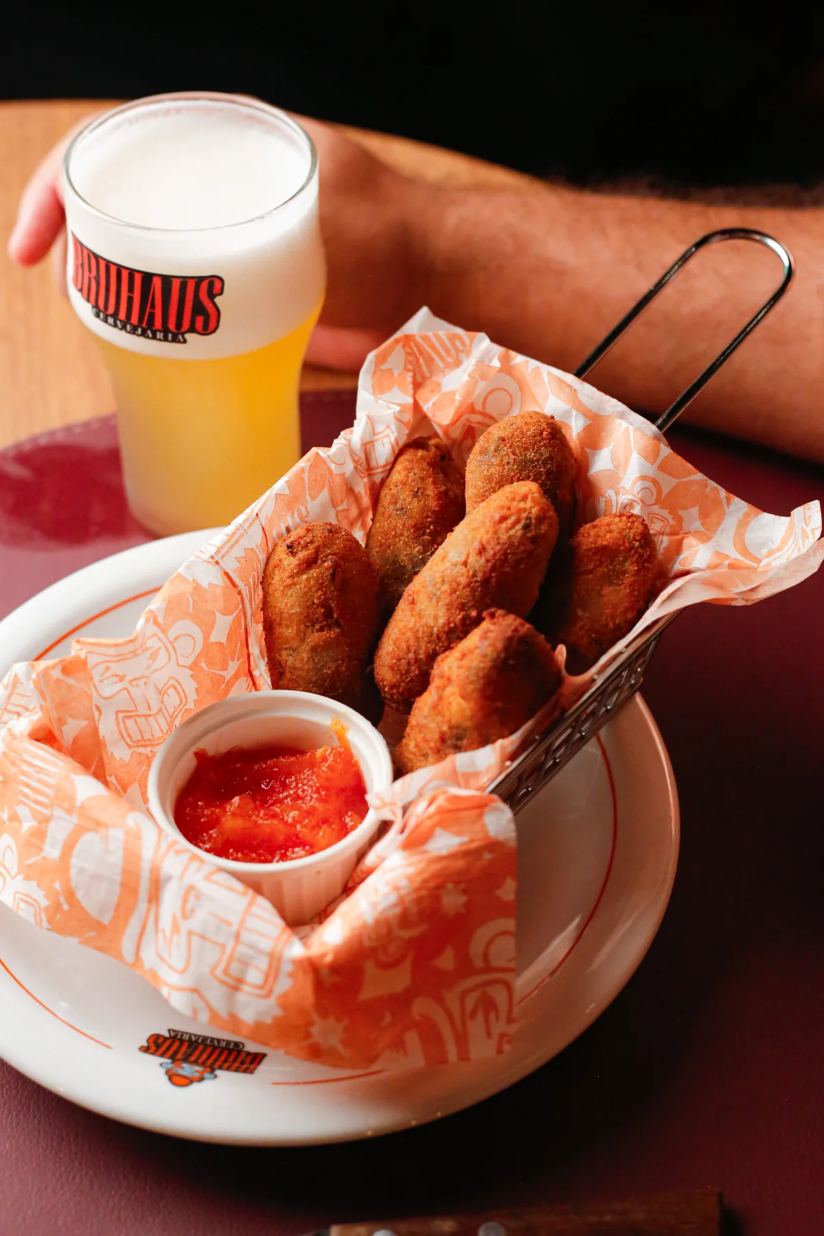 Petiscos Bruhaus — Coxinha artesanal com chope