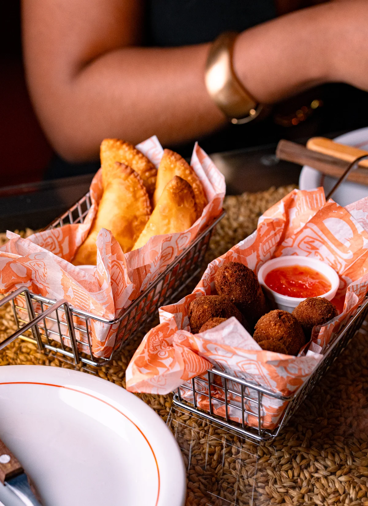 Petiscos Bruhaus — Pastel e croquete