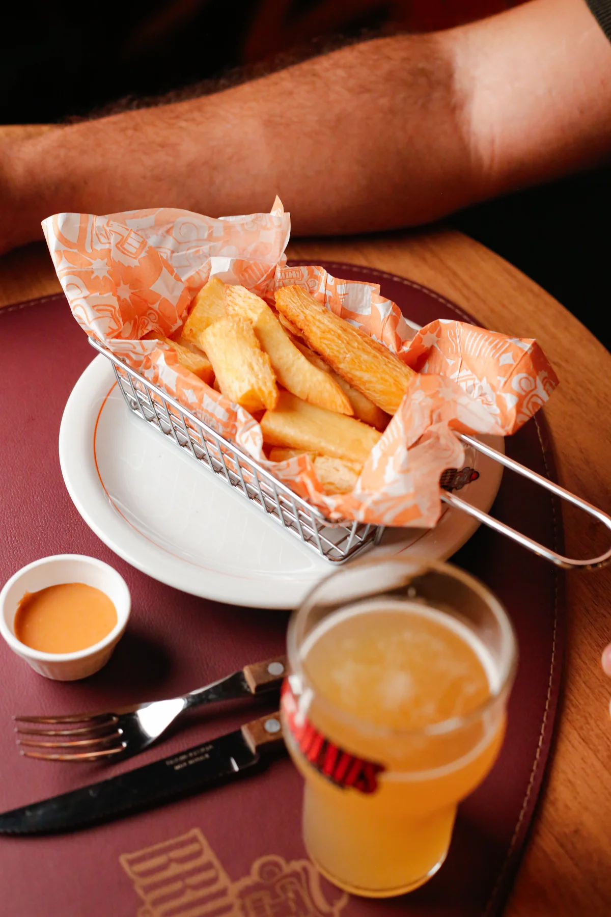 Petiscos Bruhaus — Batata frita com chope